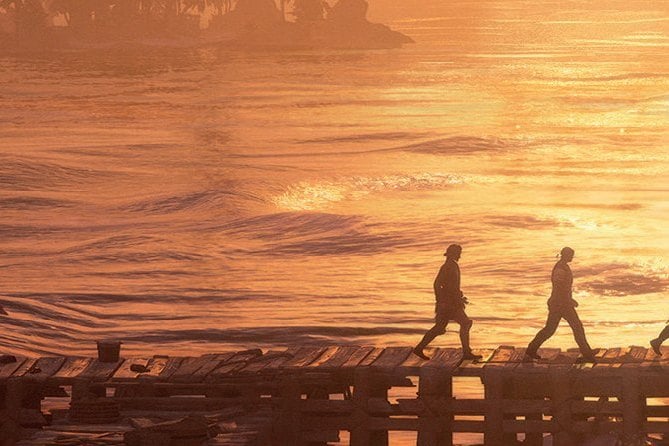 Silhouettes sur un ponton au coucher du soleil