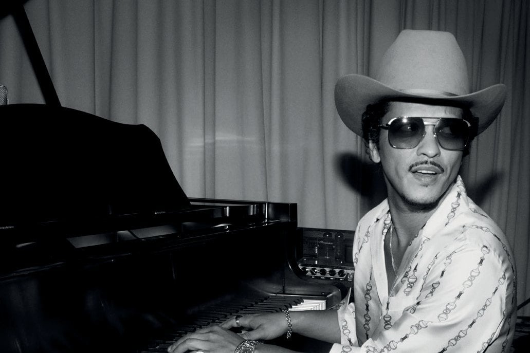 Bruno Mars au piano, en chapeau de cow-boy