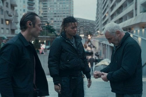 Trois hommes dans une rue de la ville, scène du film Chien 51