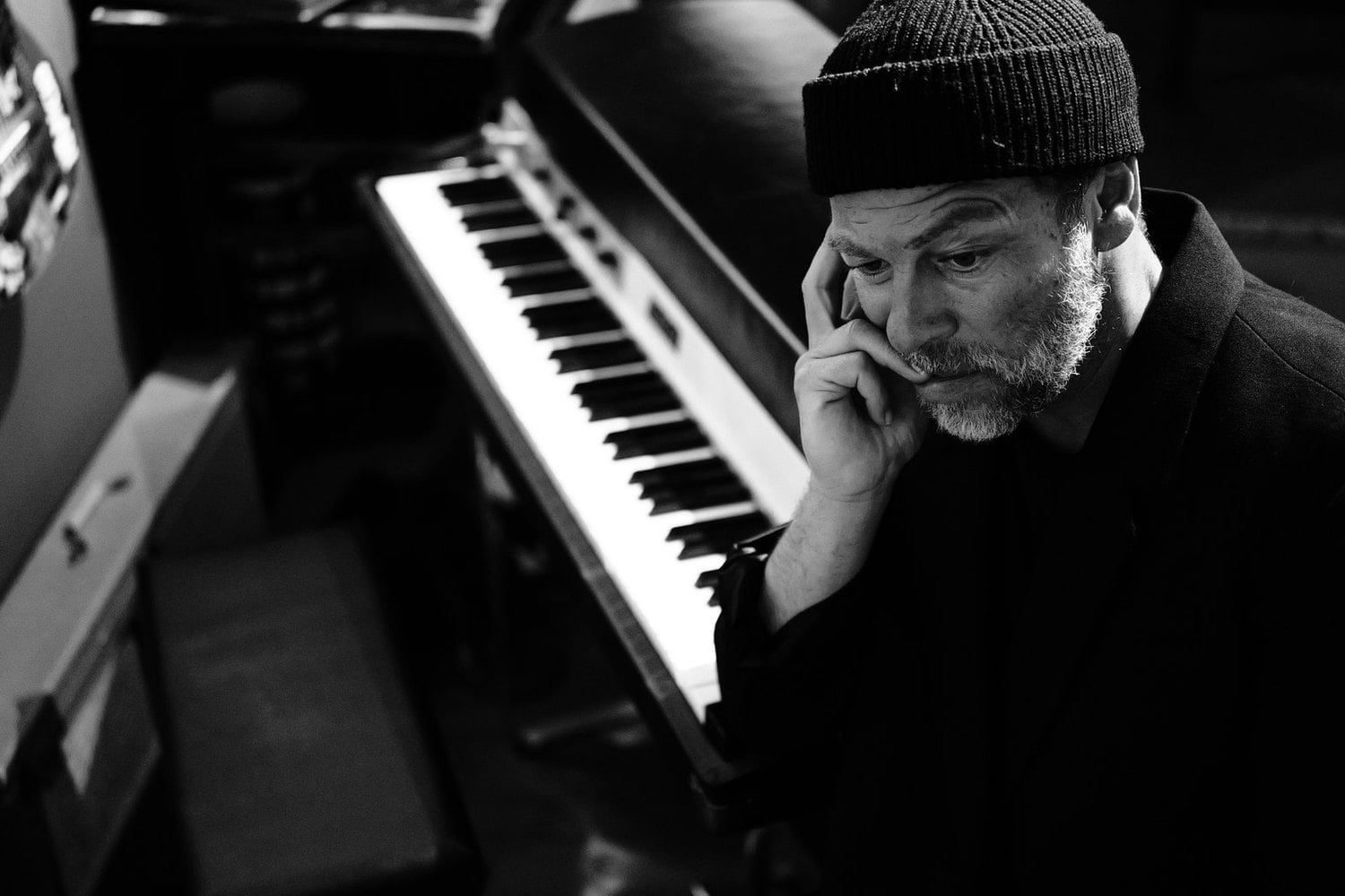 Christophe Maé au piano, photo en noir et blanc