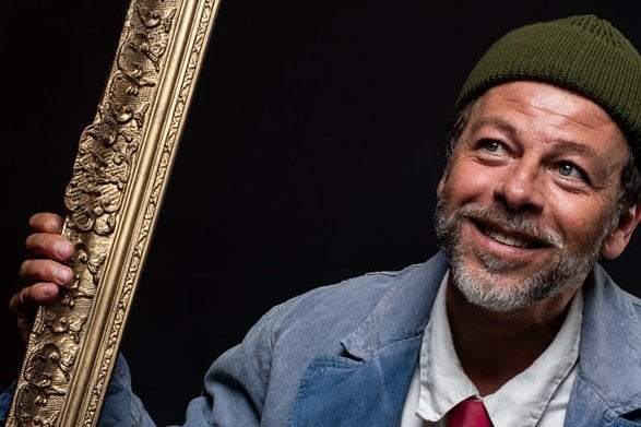 Christophe Maé pose dans un cadre doré