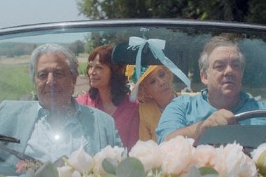 Quatre personnes dans une voiture décorée pour un mariage, scène de Cocorico 2