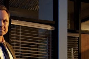 Deux hommes en costume, scène de Dexter : Les Origines