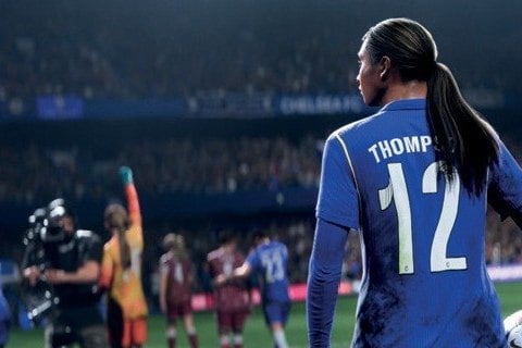 Joueuse vue de dos, maillot bleu numéro 12, sur la pelouse d’un stade dans EA Sports FC 27