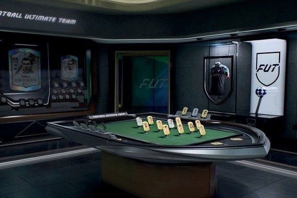 Salle du club Ultimate Team avec une table tactique, des cartes de joueurs et des maillots exposés dans EA Sports FC 27