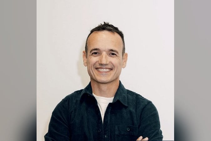 Portrait de Fabien Olicard, bras croisés