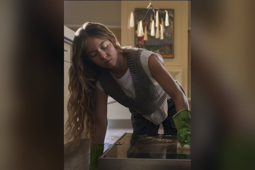 Scène du film La Femme de ménage, une femme fait le ménage dans une cuisine