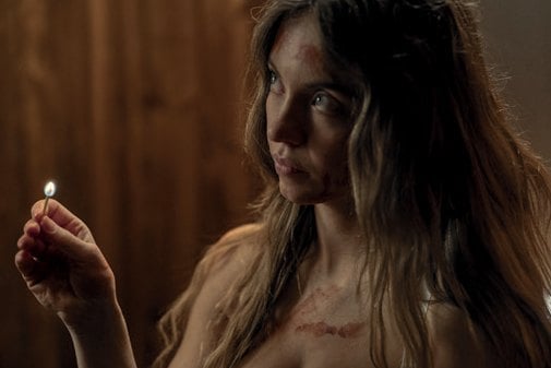 Scène du film La Femme de ménage, une femme blessée tient une allumette