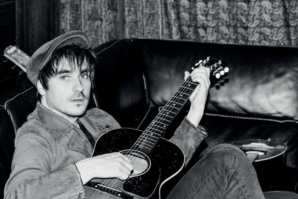 Gauvain Sers avec sa guitare, photo en noir et blanc
