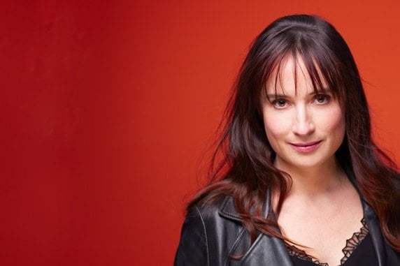 Mélissa Da Costa en veste de cuir sur fond rouge