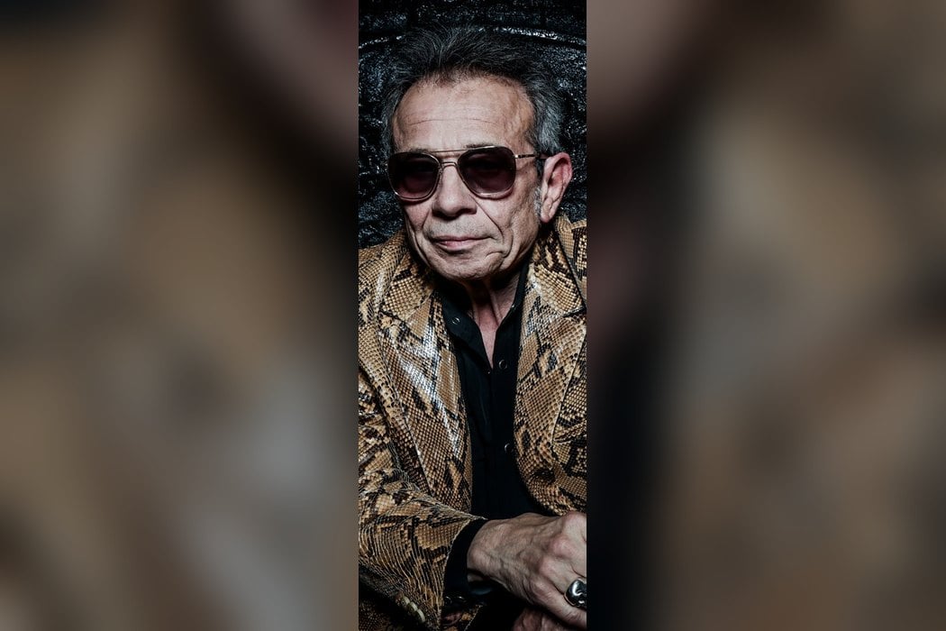 Philippe Manœuvre en lunettes noires et veste à motifs