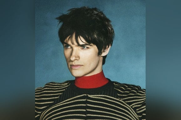 Pierre de Maere en pull rayé