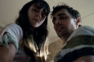 Un couple dans une maison, scène du film Together