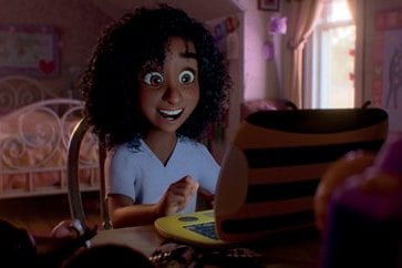 Une fillette devant une tablette, scène de Toy Story 5