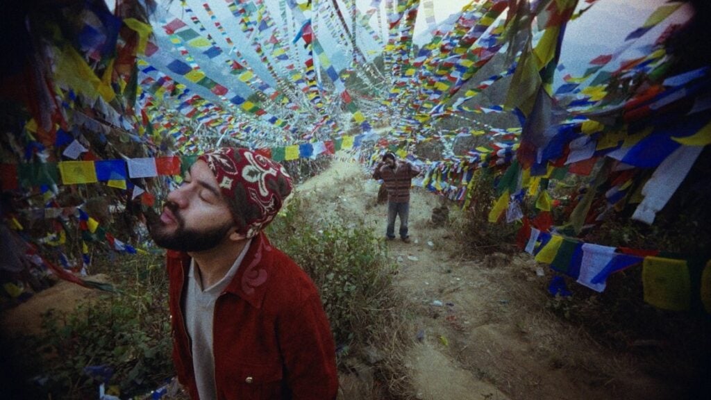 Bigflo & Oli sous des guirlandes de drapeaux de prières au Népal, dans le clip de leur titre Karma