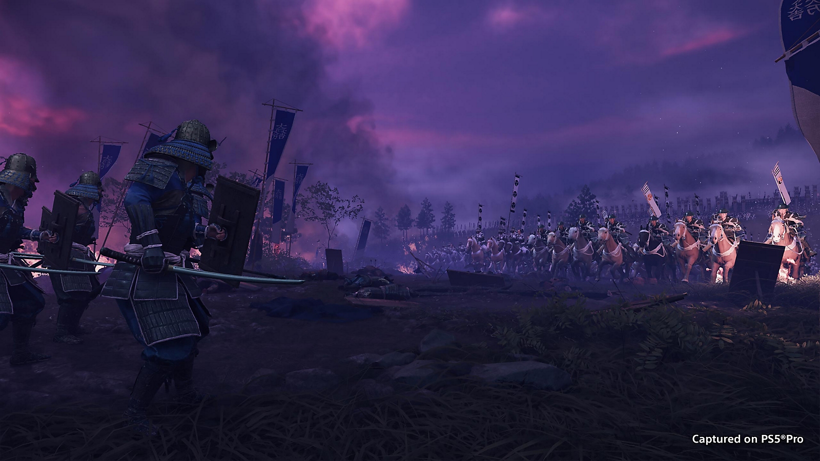 Fantassins en armure face à une charge de cavaliers sous un ciel violet, capture de gameplay de Ghost of Yōtei
