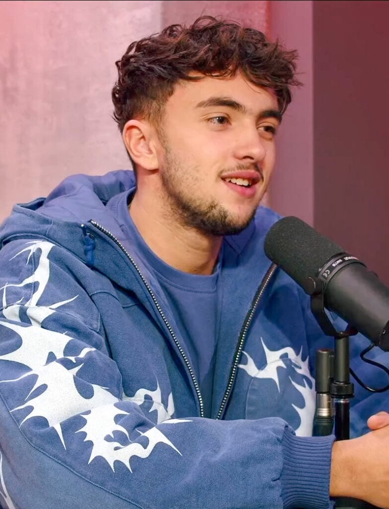 Le youtubeur Inoxtag en interview face à un micro, en 2023
