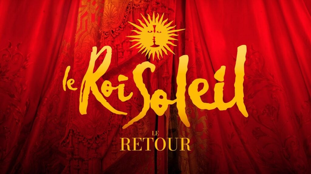 Logo doré du Roi Soleil, le retour sur fond de rideau de théâtre rouge