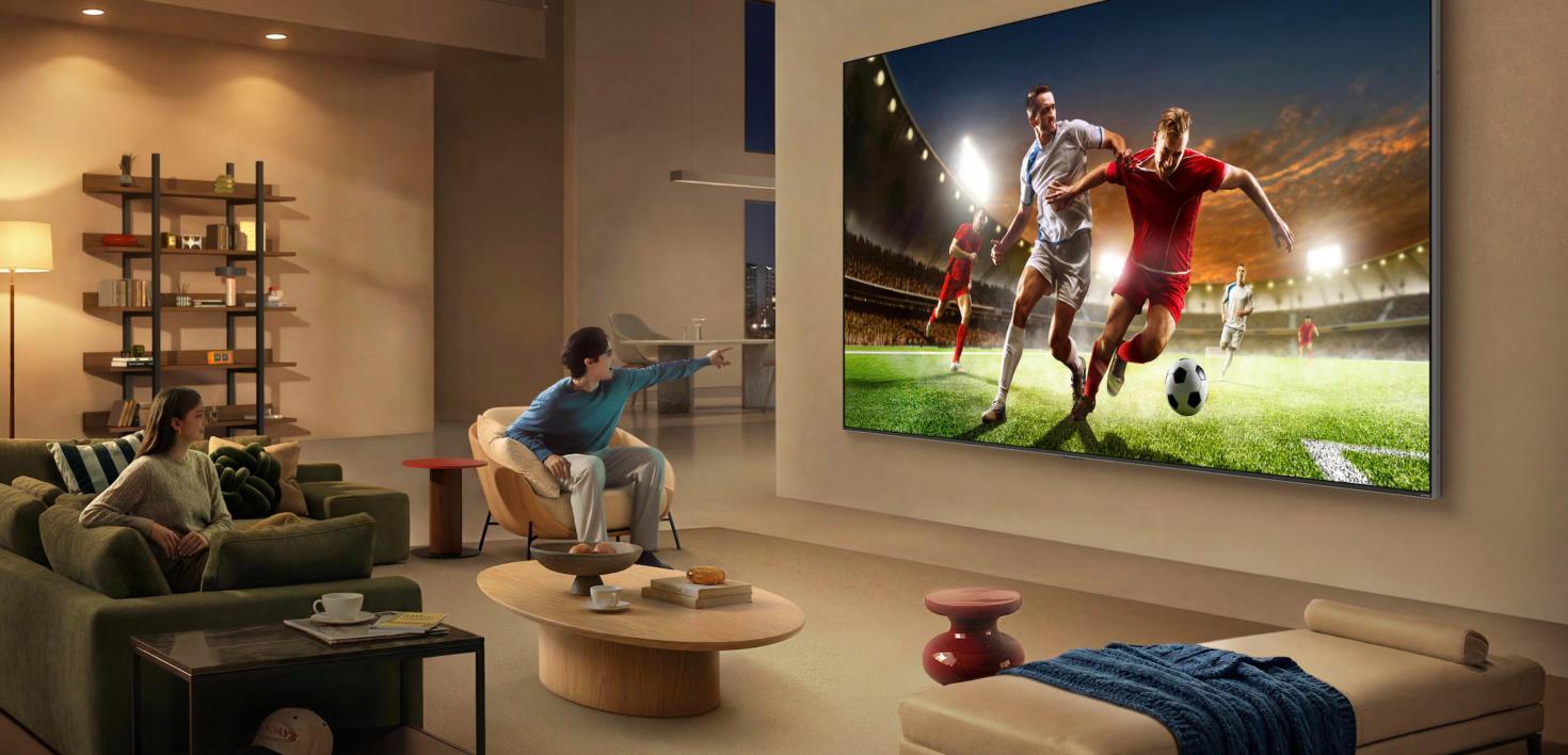 Un salon équipé d’un très grand téléviseur LG OLED evo qui diffuse un match de football