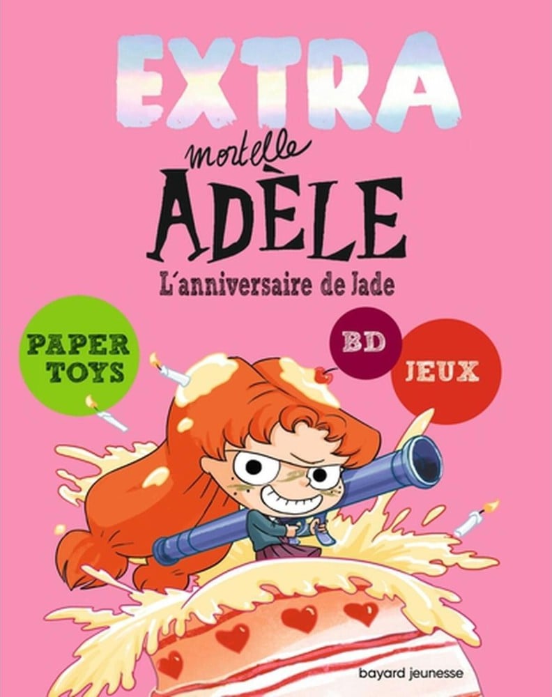 Couverture de l'extra Mortelle Adèle : L'anniversaire de Jade, avec Adèle devant un gâteau d'anniversaire sur fond rose