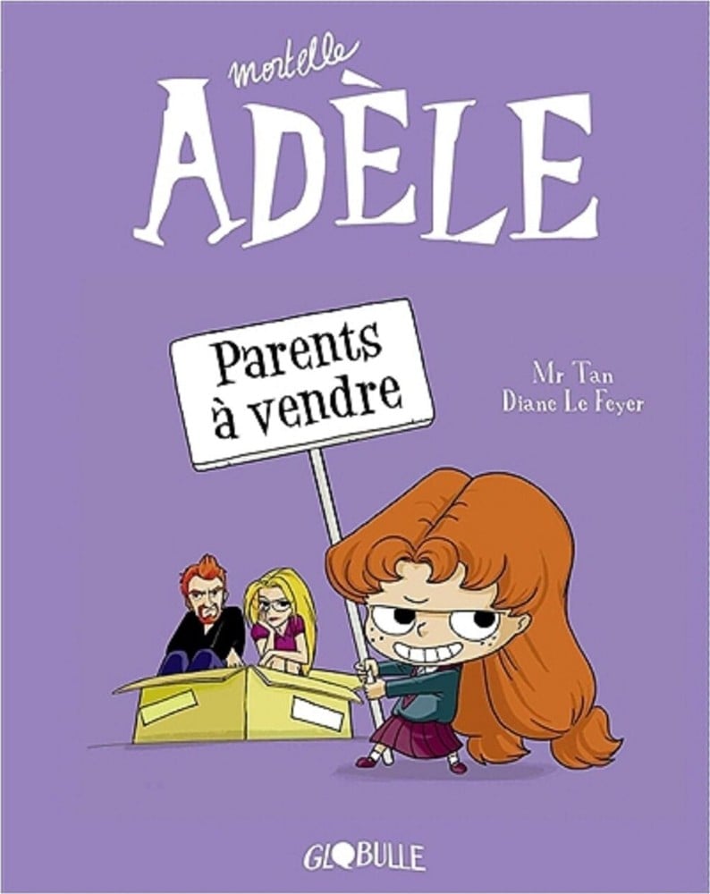 Couverture de Mortelle Adèle tome 8, Parents à vendre : Adèle brandit une pancarte devant ses parents assis dans un carton